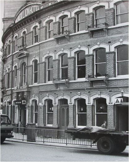 Black lion pub.jpg